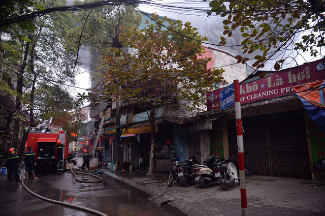 ha noi chay lon tren pho lac nghiep khoi den cuon kin bau troi