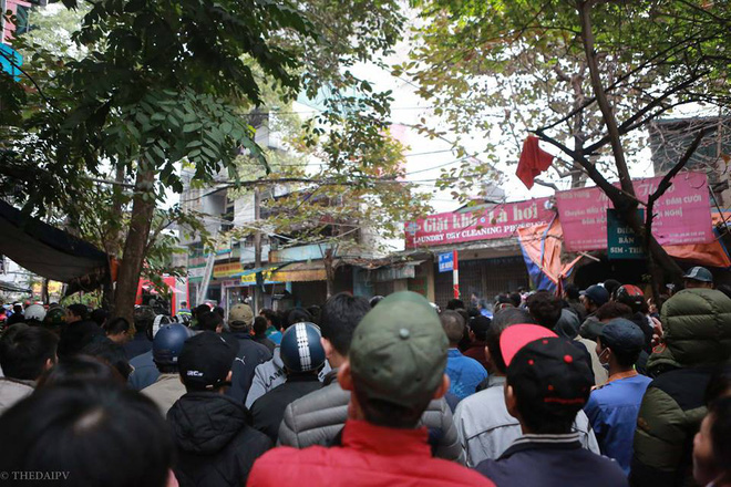 ha noi chay lon tren pho lac nghiep khoi den cuon kin bau troi