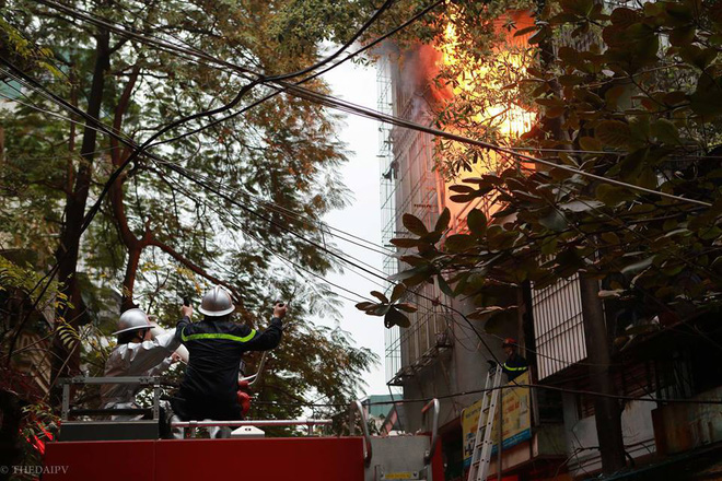 ha noi chay lon tren pho lac nghiep khoi den cuon kin bau troi