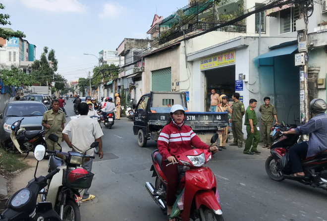 vu chong treo co vo va con trai tu vong nghi uong thuoc doc thang nho rat le phep va de men vay ma