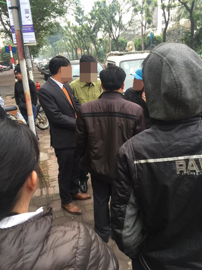 anh tai xe dung loang choang rut the ra doa cong an sau khi gay tai nan roi len xe co thu