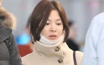 song hye kyo tu tin de mat moc xuat hien mot minh tai san bay