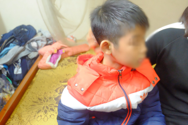 ha noi bo ruot dung day dien danh dap con trai 9 tuoi da man me dau don cau cuu cong an