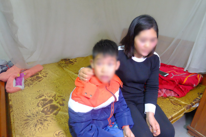 ha noi bo ruot dung day dien danh dap con trai 9 tuoi da man me dau don cau cuu cong an