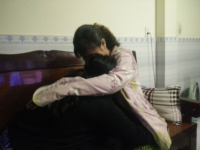 me cua nu sinh 13 tuoi nghi bi thieu nien giu xe o sai gon hiep dam nghe con ke toi chi biet om no vao long khoc