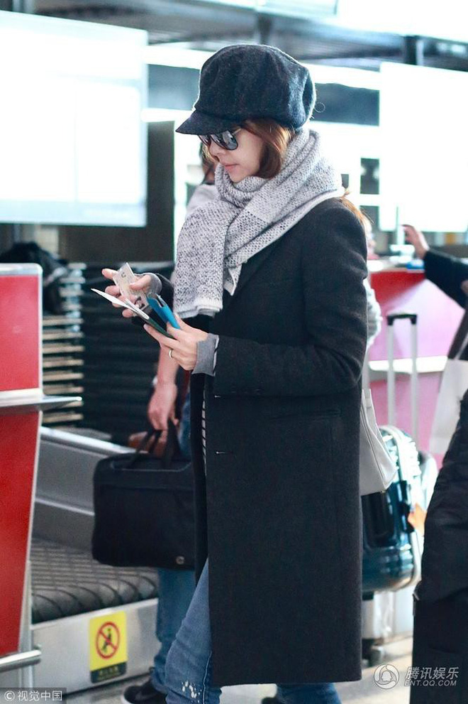 sau nhieu on ao lam tam nhu lai deo nhan cuoi xuat hien o san bay