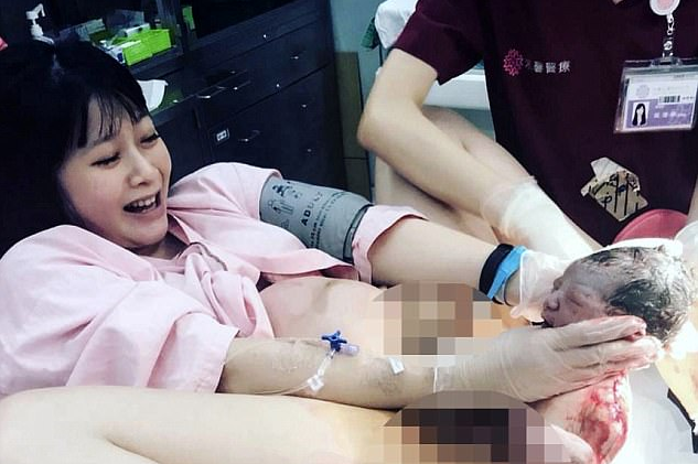 buc anh chup san phu tu tay keo con ra luc sinh no gay bao cac me xuc dong facebook go bo vi nhay cam