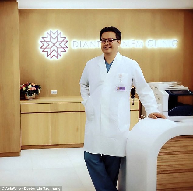 buc anh chup san phu tu tay keo con ra luc sinh no gay bao cac me xuc dong facebook go bo vi nhay cam