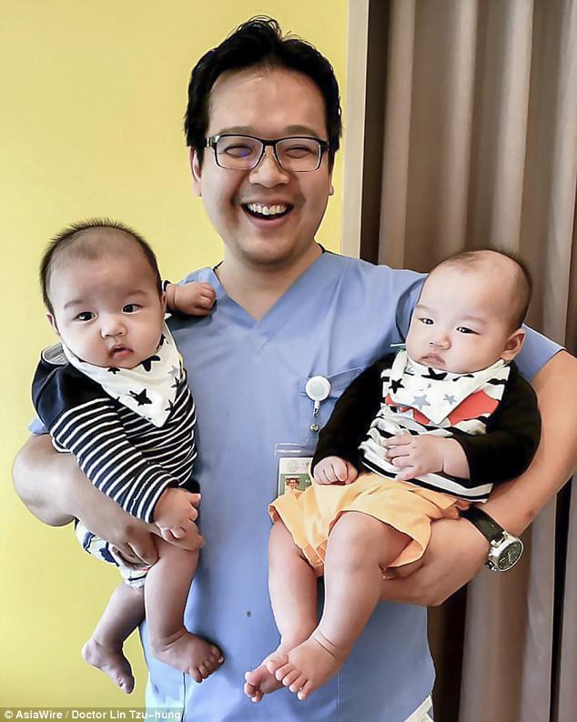 buc anh chup san phu tu tay keo con ra luc sinh no gay bao cac me xuc dong facebook go bo vi nhay cam