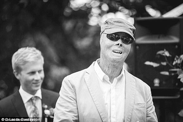 buc anh chup san phu tu tay keo con ra luc sinh no gay bao cac me xuc dong facebook go bo vi nhay cam