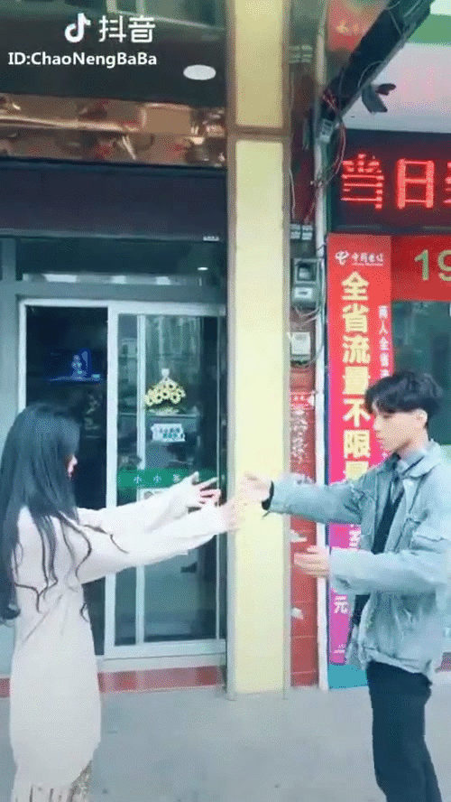 mua dong khong nhan thinh he lo phien ban loi cua trao luu vong tay om gay sot mang xa hoi