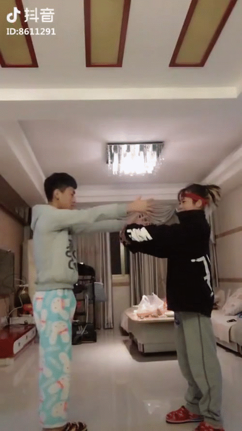 mua dong khong nhan thinh he lo phien ban loi cua trao luu vong tay om gay sot mang xa hoi