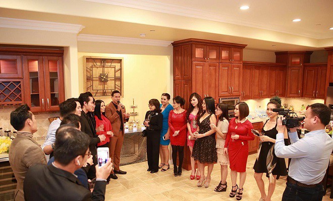 hoa hau phu nhan toan cau kristine thao lam to chuc sinh nhat cho ban trai