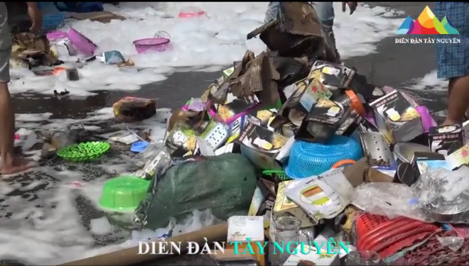 dak lak nguoi dan keo voi xach nuoc lao vao xe tai bi chay cuu tai xe