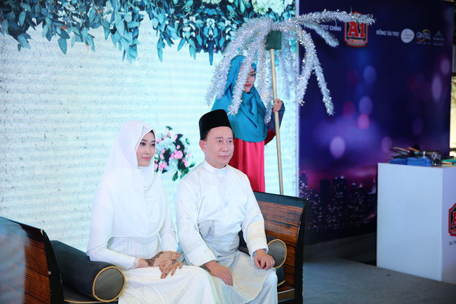 kim nhung thuc hien nghi le dam cuoi voi dau bep noi tieng martin yan