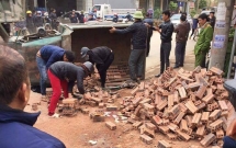 bac giang xe cong nong lat khien ba tu vong chau bi thuong nang tai xe bo cua chay lay nguoi