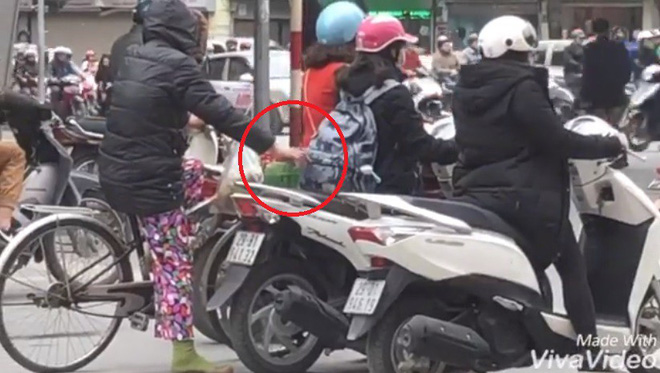 nguoi phu nu co ban tay hu moc tui nguoi dung cho den do o nga tu pho hue dai co viet