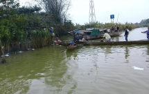 hue di ve sinh luc sang som be gai 4 tuoi bong nhien mat tich