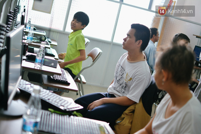 lop tin hoc voi thay va tro deu la nguoi khiem thi hoc choi facebook nghe nhac va doc bao tren may tinh