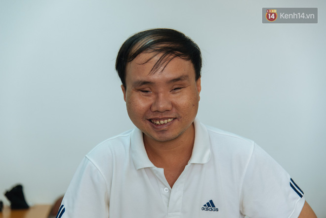 lop tin hoc voi thay va tro deu la nguoi khiem thi hoc choi facebook nghe nhac va doc bao tren may tinh