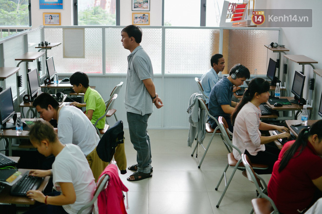 lop tin hoc voi thay va tro deu la nguoi khiem thi hoc choi facebook nghe nhac va doc bao tren may tinh