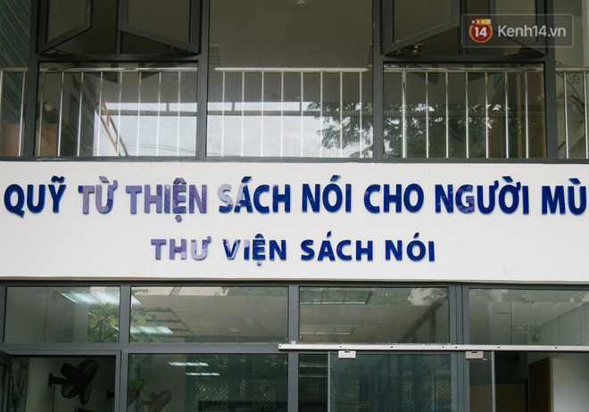 lop tin hoc voi thay va tro deu la nguoi khiem thi hoc choi facebook nghe nhac va doc bao tren may tinh