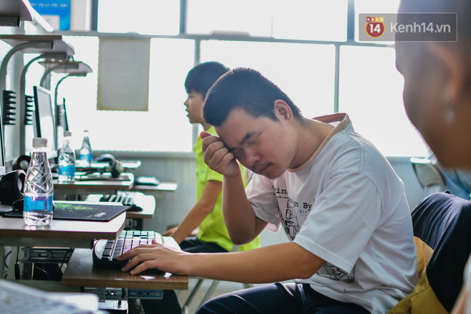 lop tin hoc voi thay va tro deu la nguoi khiem thi hoc choi facebook nghe nhac va doc bao tren may tinh