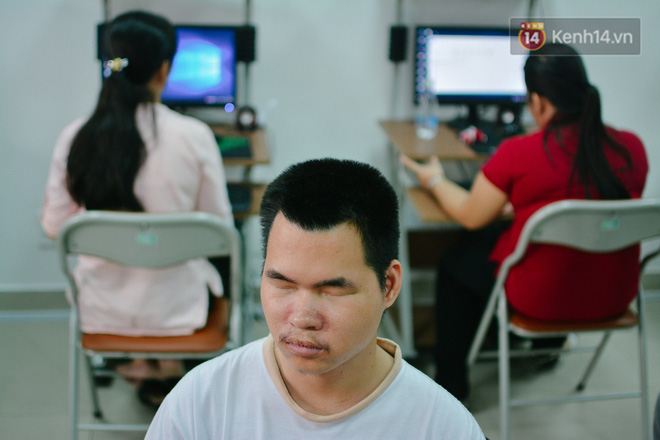 lop tin hoc voi thay va tro deu la nguoi khiem thi hoc choi facebook nghe nhac va doc bao tren may tinh