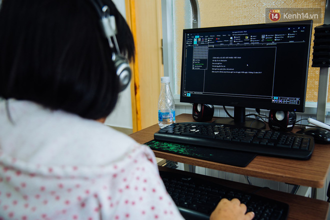 lop tin hoc voi thay va tro deu la nguoi khiem thi hoc choi facebook nghe nhac va doc bao tren may tinh