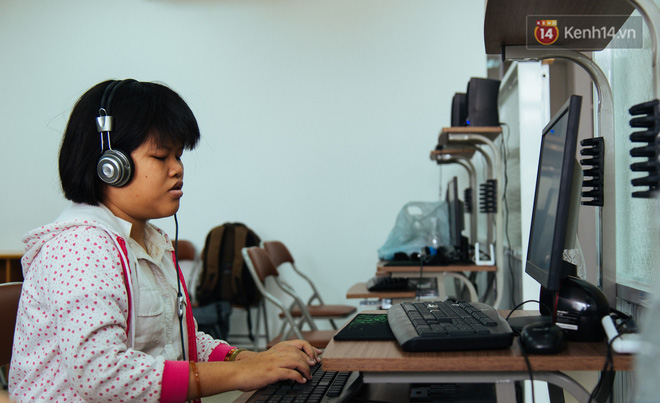 lop tin hoc voi thay va tro deu la nguoi khiem thi hoc choi facebook nghe nhac va doc bao tren may tinh