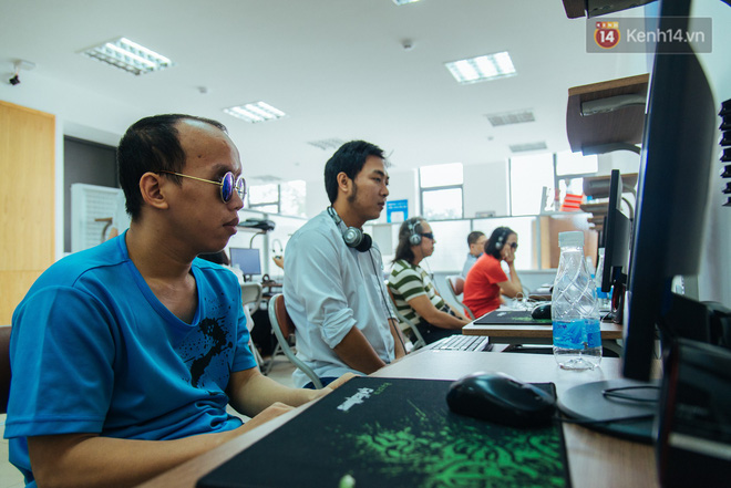 lop tin hoc voi thay va tro deu la nguoi khiem thi hoc choi facebook nghe nhac va doc bao tren may tinh