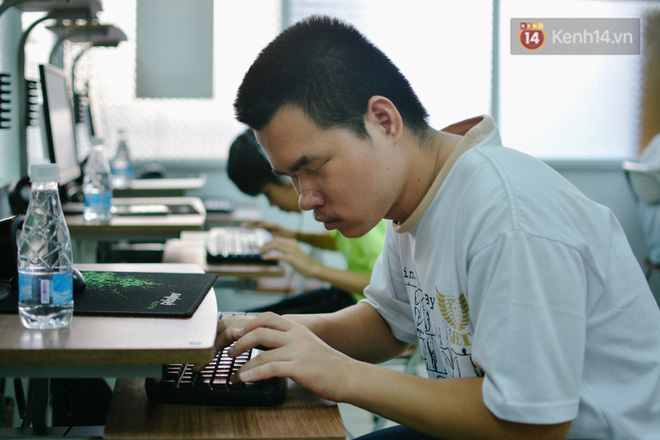 lop tin hoc voi thay va tro deu la nguoi khiem thi hoc choi facebook nghe nhac va doc bao tren may tinh