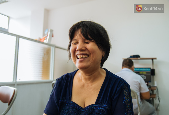 lop tin hoc voi thay va tro deu la nguoi khiem thi hoc choi facebook nghe nhac va doc bao tren may tinh