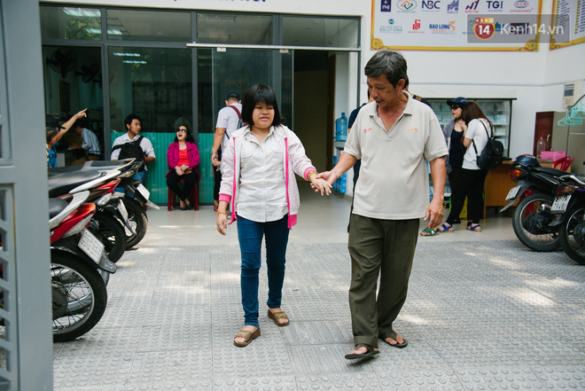 lop tin hoc voi thay va tro deu la nguoi khiem thi hoc choi facebook nghe nhac va doc bao tren may tinh