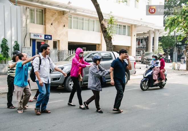 lop tin hoc voi thay va tro deu la nguoi khiem thi hoc choi facebook nghe nhac va doc bao tren may tinh