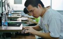 lop tin hoc voi thay va tro deu la nguoi khiem thi hoc choi facebook nghe nhac va doc bao tren may tinh