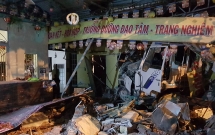 tranh xe may vuot den do xe tai mat lai dam sap tuong ngoi chua o sai gon
