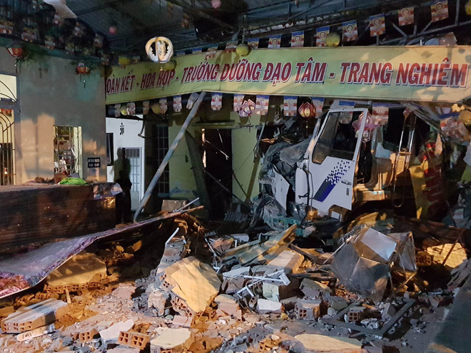 tranh xe may vuot den do xe tai mat lai dam sap tuong ngoi chua o sai gon