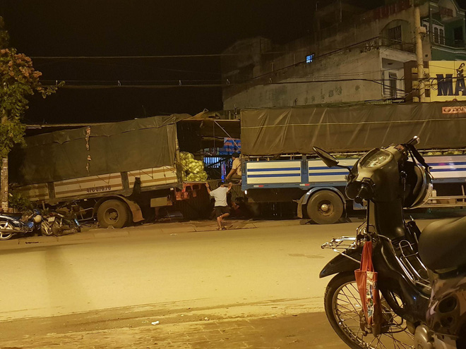 tranh xe may vuot den do xe tai mat lai dam sap tuong ngoi chua o sai gon