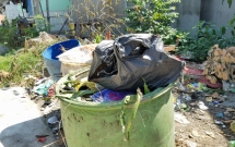 vu vo sat hai vut dau chong vao thung rac ca khu tro bang hoang nhieu nguoi chuyen tam noi khac vi mui hoi thi the