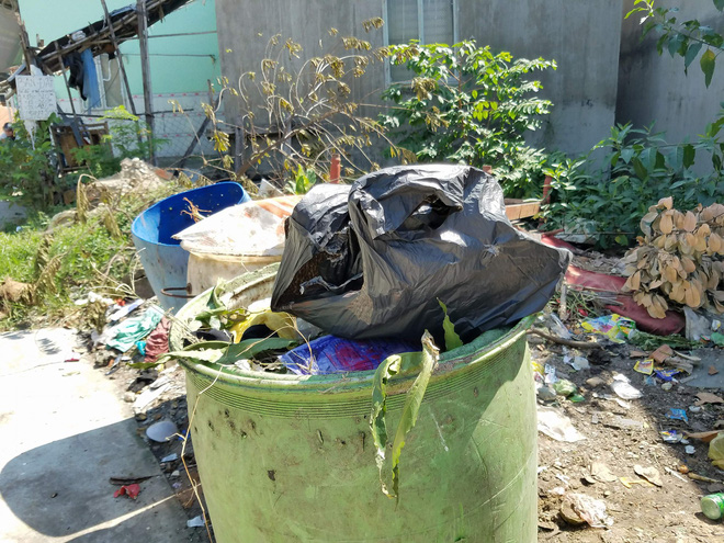 vu vo sat hai vut dau chong vao thung rac ca khu tro bang hoang nhieu nguoi chuyen tam noi khac vi mui hoi thi the