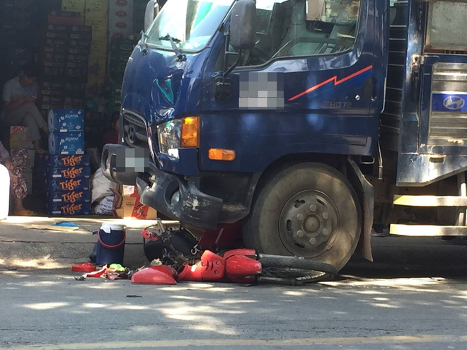 tphcm dung mua hang tai tiem tap hoa co gai 20 tuoi bi xe tai tong nguy kich