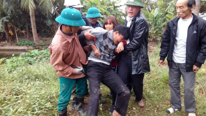 cong an xa cong tay nguoi dan ong khieng ve tru so lam viec