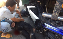 binh duong xe exciter dinh luon vao duoi xe tai sau va cham