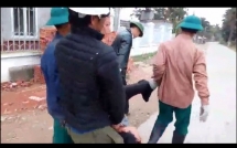 cong an xa cong tay nguoi dan ong khieng ve tru so lam viec