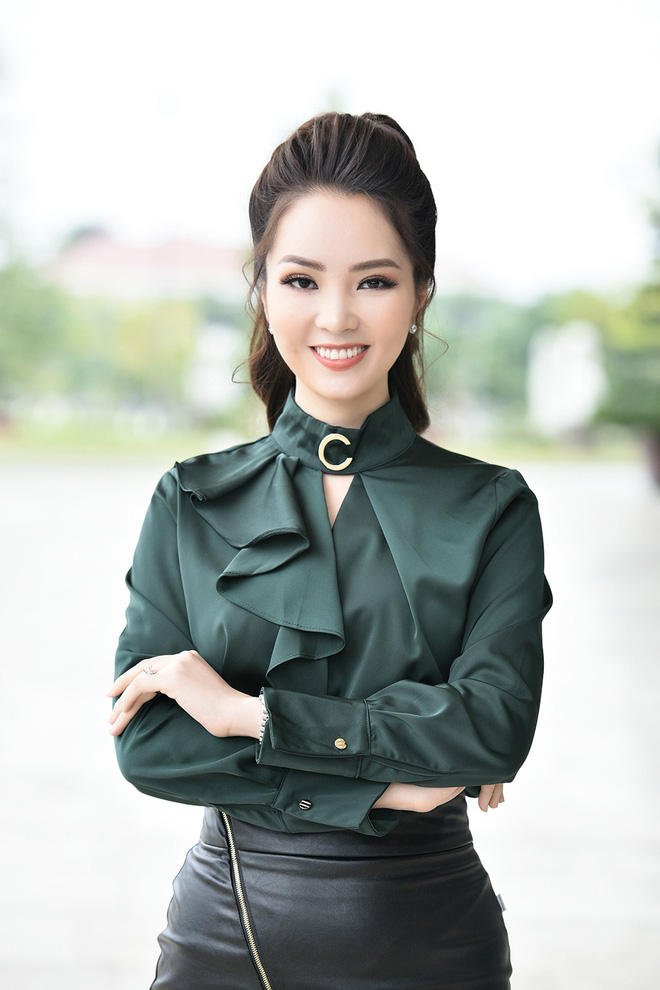 mc thuy van xinh dep ben nha thiet ke do trinh hoai nam