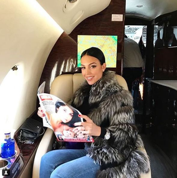 ban gai ronaldo khoe kheo vong mot quyen ru sau sinh