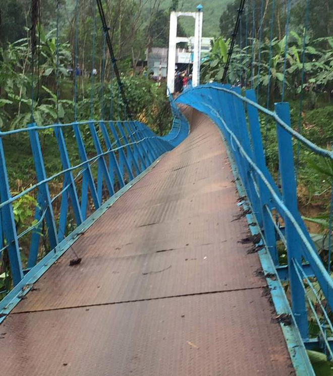 dut cau treo hoc sinh lop 4 roi xuong song mat tich tren duong di hoc