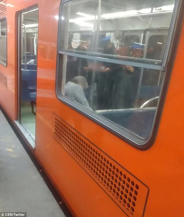 khong ai de y nguoi dan ong ngu guc nhieu gio tren tau dien ngam den khi nhan vien den danh thuc ong thi phat hien su that kinh hoang