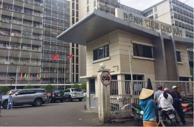 nhan vien dien luc nhay tu lau 10 benh vien cho ray xuong dat tu vong